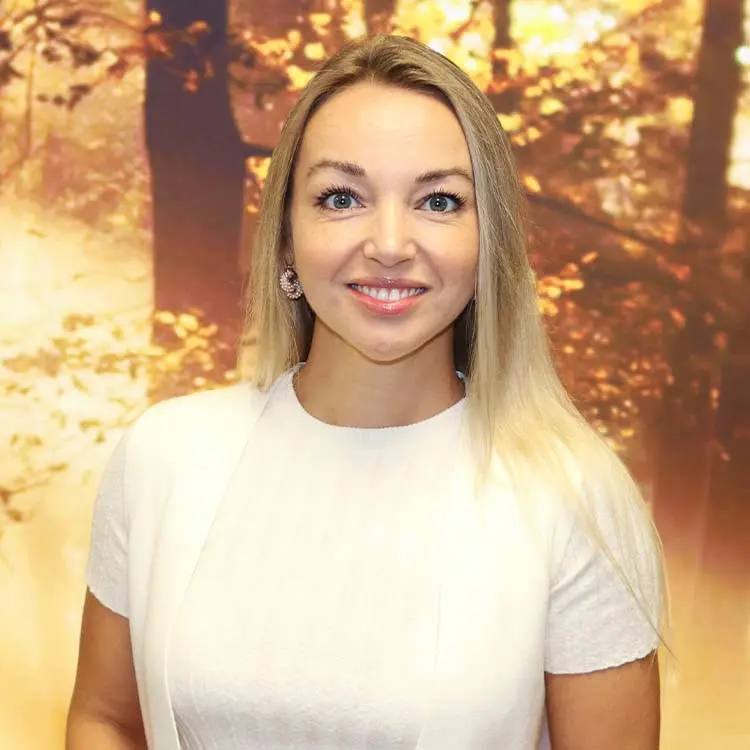 a headshot of Victoria Plotnikova