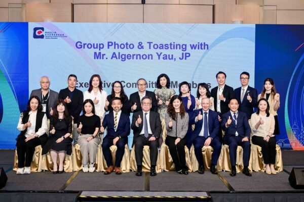 HKECIA members and guests pose for a group photo during the association’s annual conference and dinner.