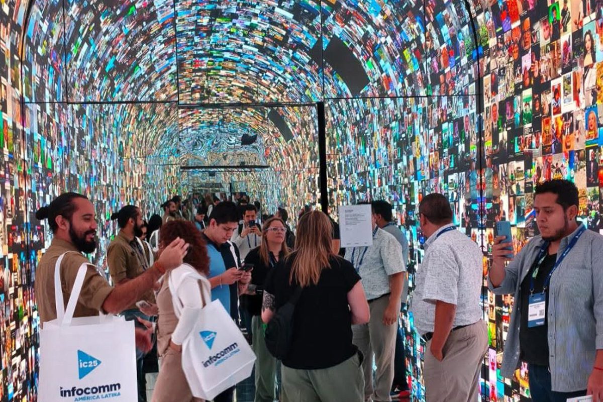 Attendees walk through an immersive audiovisual display at InfoComm América Latina.